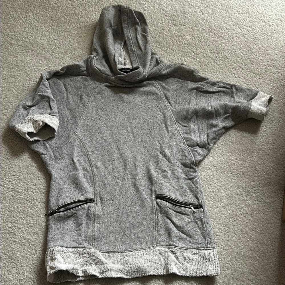 Cozy Gray Hooded Sweatshirt with Pockets
